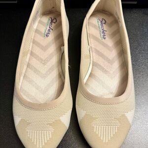 New! Skechers Women's Beige Woven Loafers